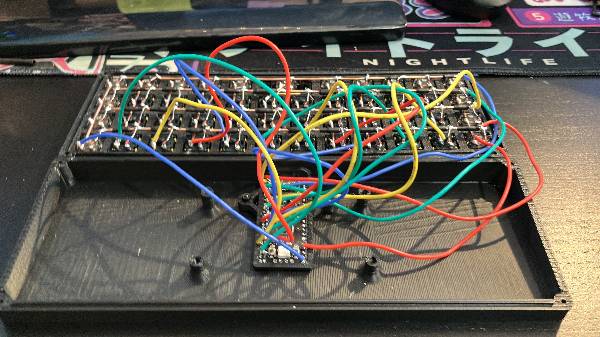 The wiring of the matrix and mcu of the keyboard